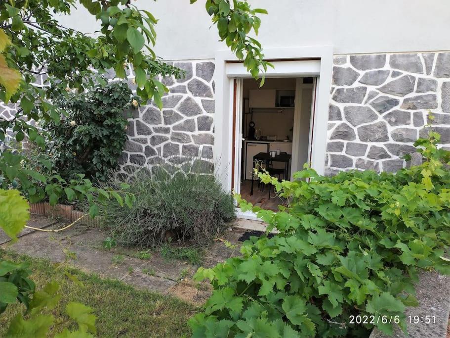 Grand Studio Avec Jardin Et Entree Privative A Noter Reservations De 3 Nuits Minimum Clermont-Ferrand Dış mekan fotoğraf